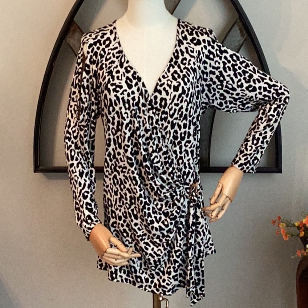 CACHE Animal Print Stretchy Mock Wrap Surplice blouse with Slit in Sleev…